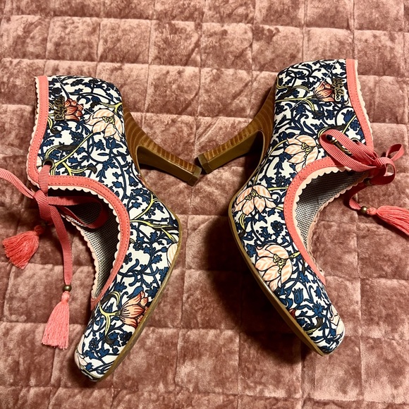 Floral Patterned Heels with Pink Accents - Picture 3 of 9